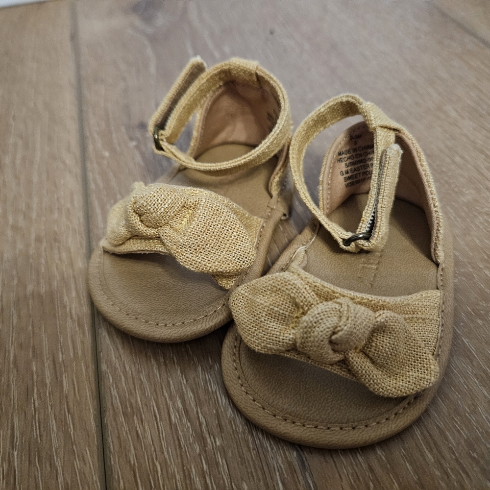Old Navy yellow/tan Bow Infant Sandals/ Crib Sandals 0-3months